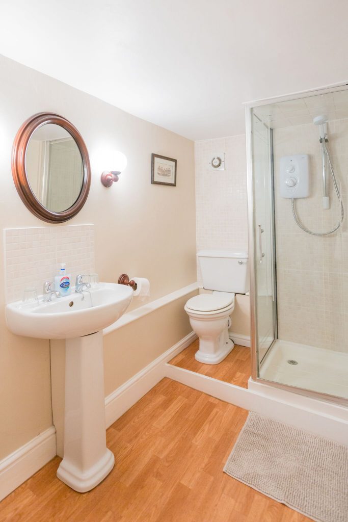 King Bedroom Bathroom Olive Mead Farm Holidays